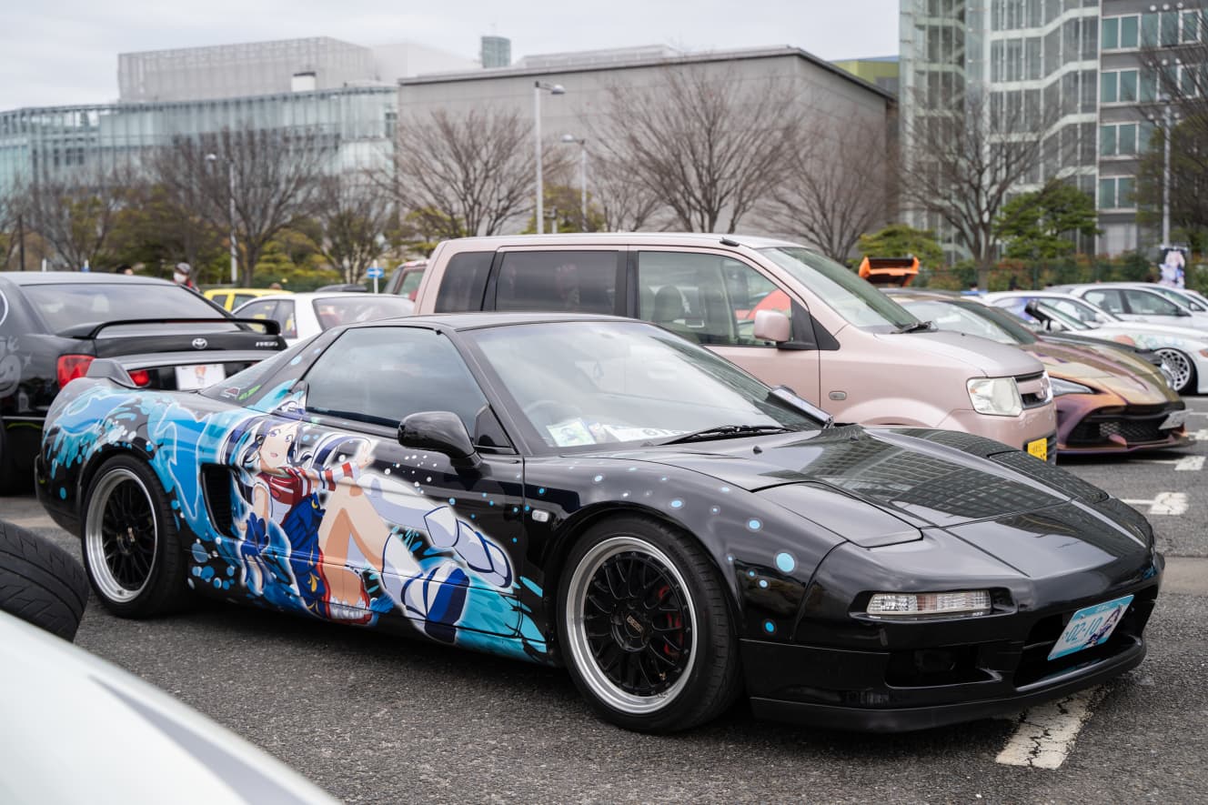 日本が世界に誇るスポーツカー「ホンダ NSX」に、「ラブライブ！サンシャイン!!」の「松浦果南」を貼った痛車。旧来の思想に染まった自動車愛好家は「名車になんてことを！」とお怒りになるかもしれないが、どんな痛車にしようが、オーナーの自由である