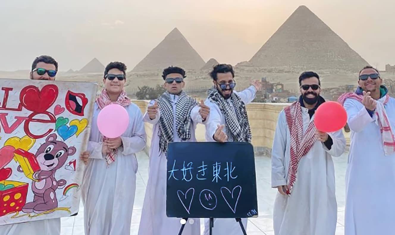 ギザの3大ピラミッドを前に熱唱するエジプト人たち。ほかにもタイのニューハーフや、現在は休止中だがウクライナの美女チームもある