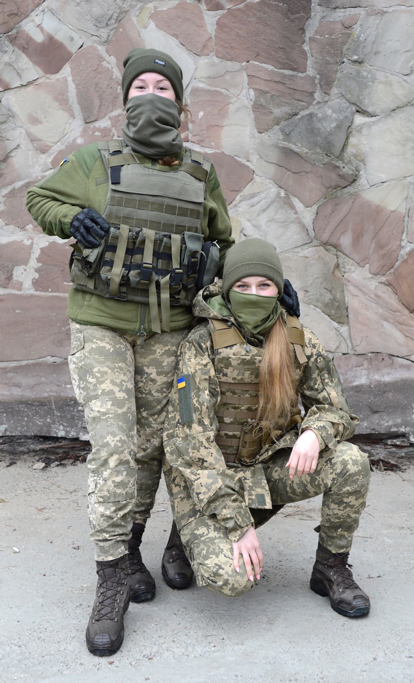 地域防衛隊の女子大生兵士2人組。ミロスラーバさん(右)の両手にはピンクのマニキュアが施されていた