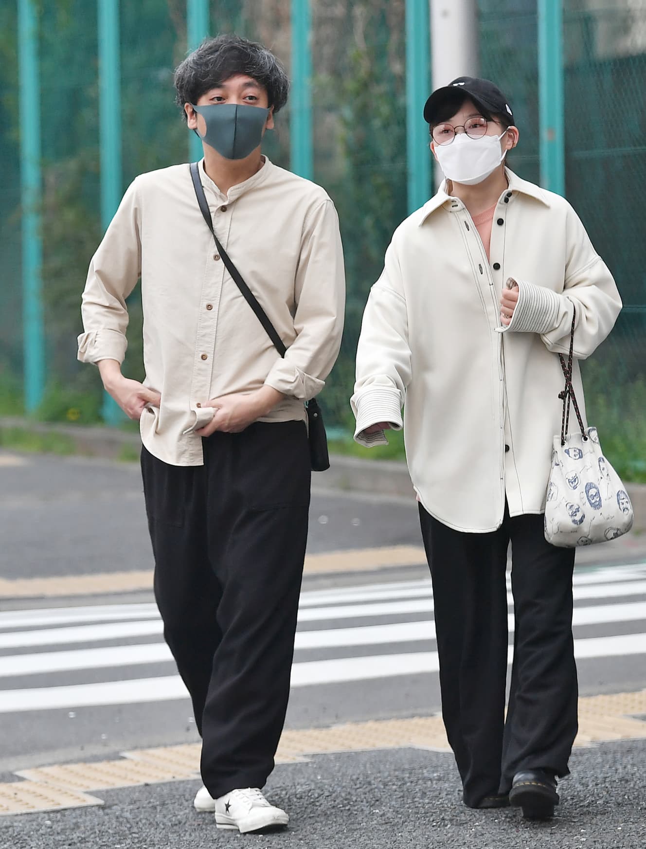 笑顔で会話をしながら庶民派寿司屋へと向かう伊藤と蓬莱。２人とも白シャツに黒ズボンというリンクコーデだ