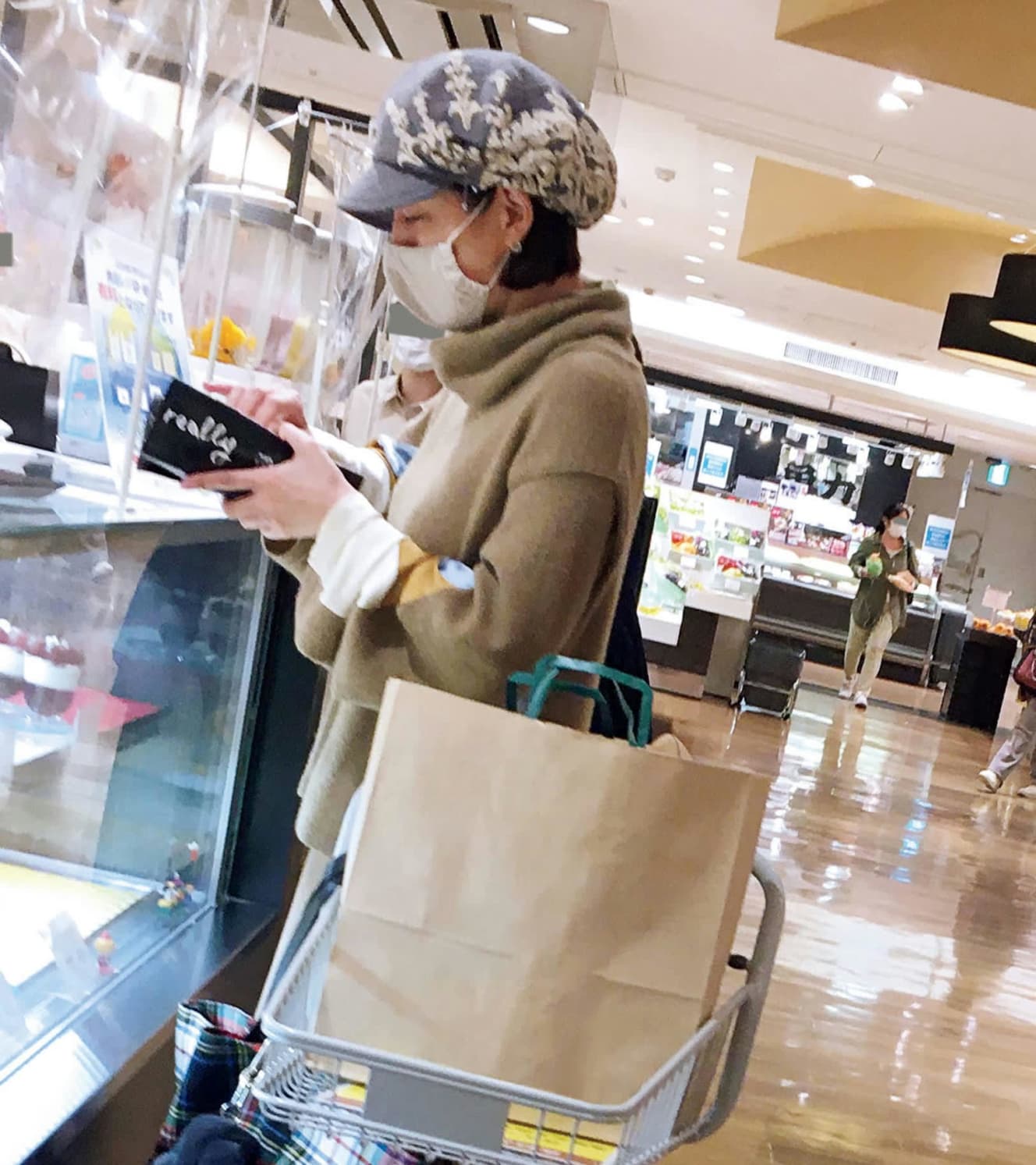 肉や果物などの食材を買った後、3人の子どもたちへのお土産なのかケーキも購入(’20年)