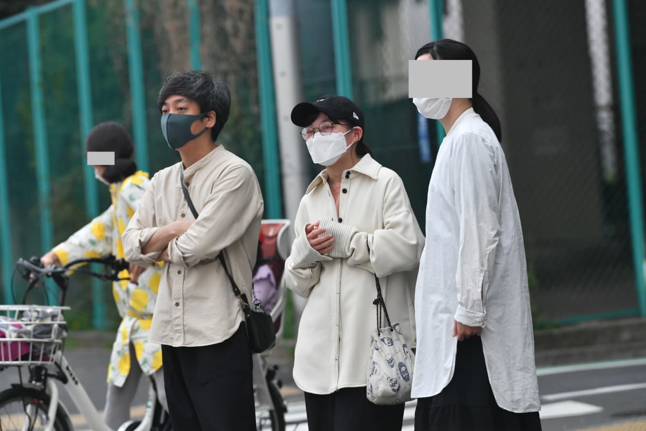 蓬莱氏と友人らしき女性とともに庶民派寿司屋へと向かう伊藤と蓬莱