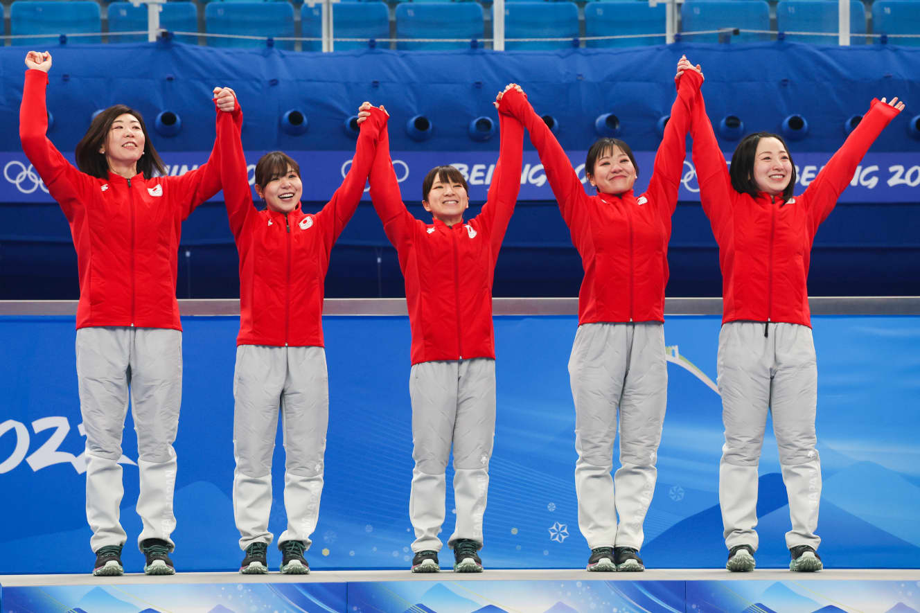 北京五輪での活躍も記憶に新しいロコ・ソラーレ。カーリングでは多くの場合、ほか競技と違い、国際大会でも選手は選抜ではなくチーム単位で出場する。一方、北京五輪で金メダルを獲得したイギリスのように、スキップの選手を中心に選手を選抜する国も（写真：アフロ）