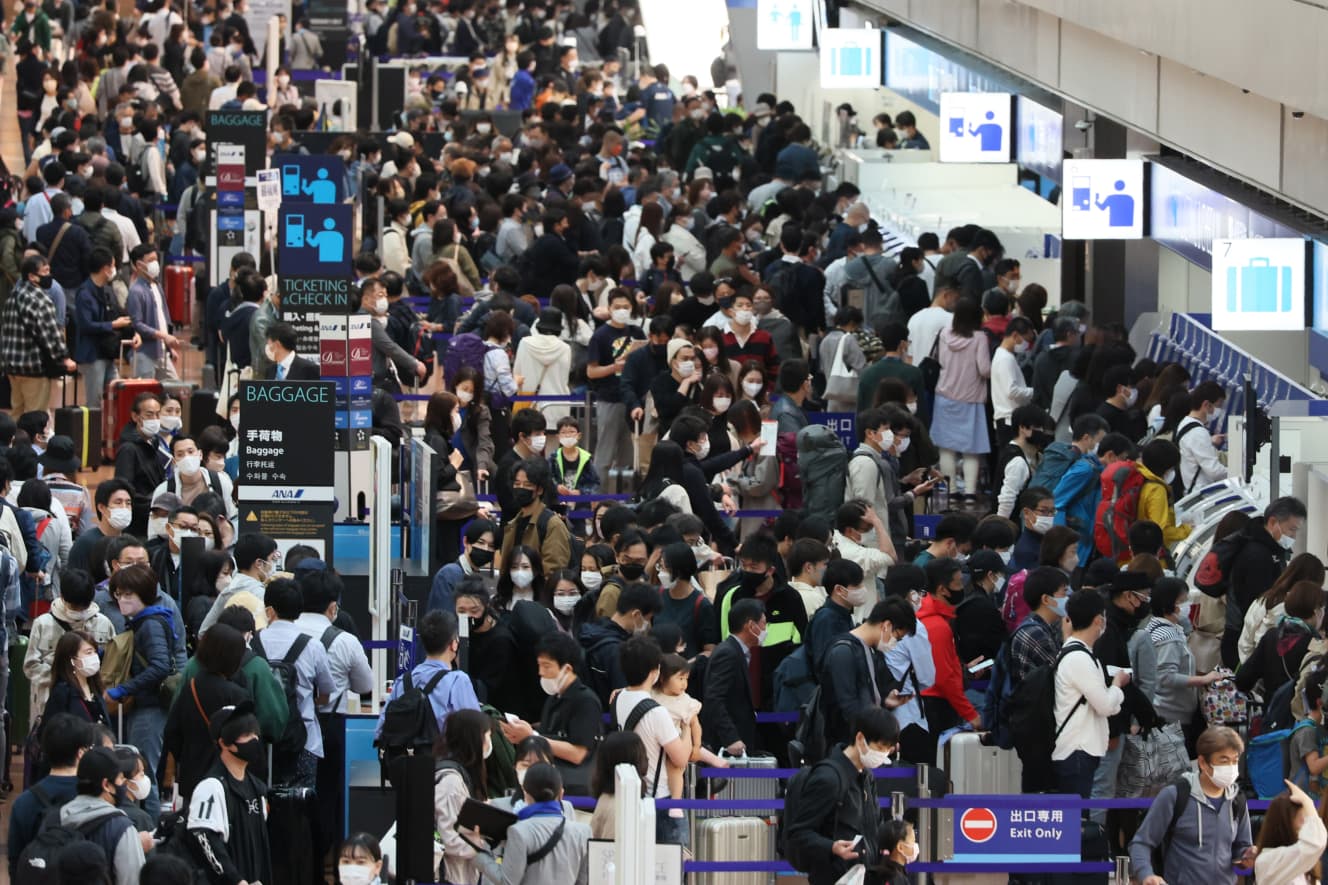 コロナ前の賑わいが戻ったGW初日の羽田空港国内線の出発フロアの様子(写真:アフロ)