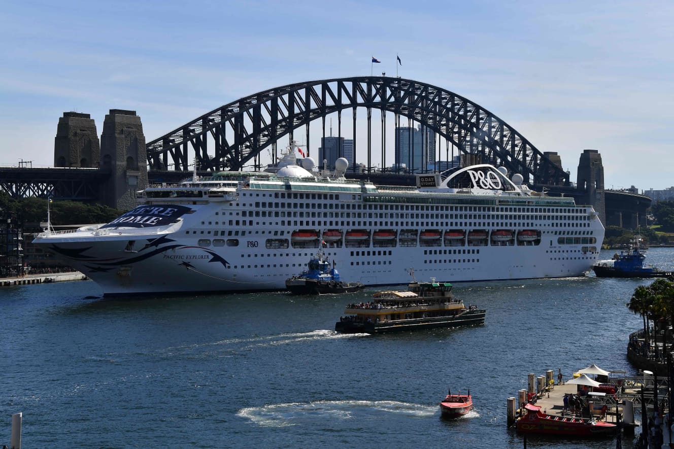 オーストラリアではクルーズ船の寄港禁止も解除された。写真は、4月18日にシドニー港の旅客ターミナルに停泊するクルーズ船（写真：アフロ）