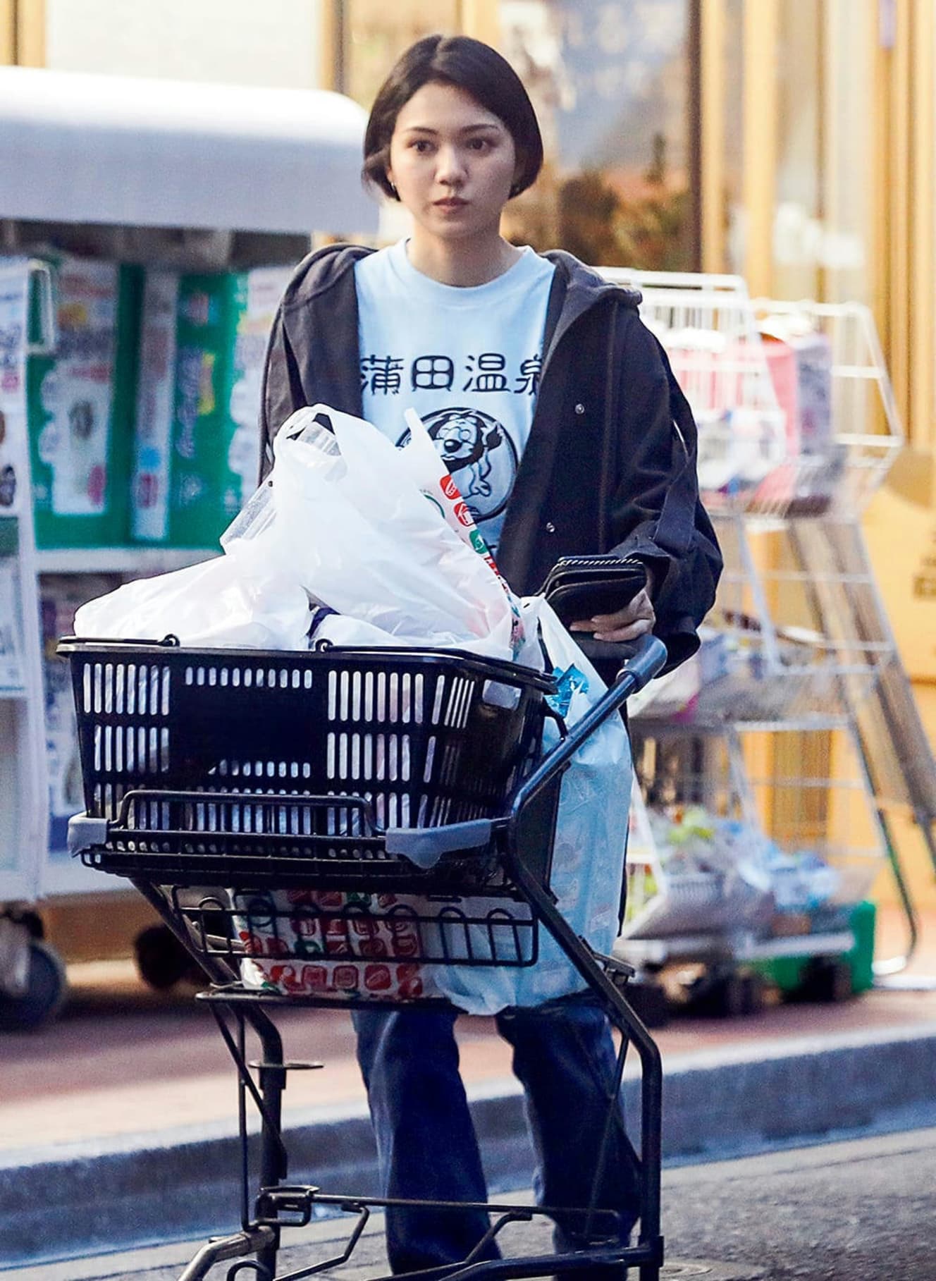 ユニークなTシャツを着てペットショップを訪れた二階堂