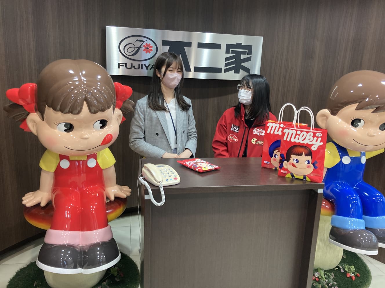 東京・文京区にある不二家本社の受付にはもちろん! 左から、ペコちゃん、土橋さん、青木さん、ポコちゃん