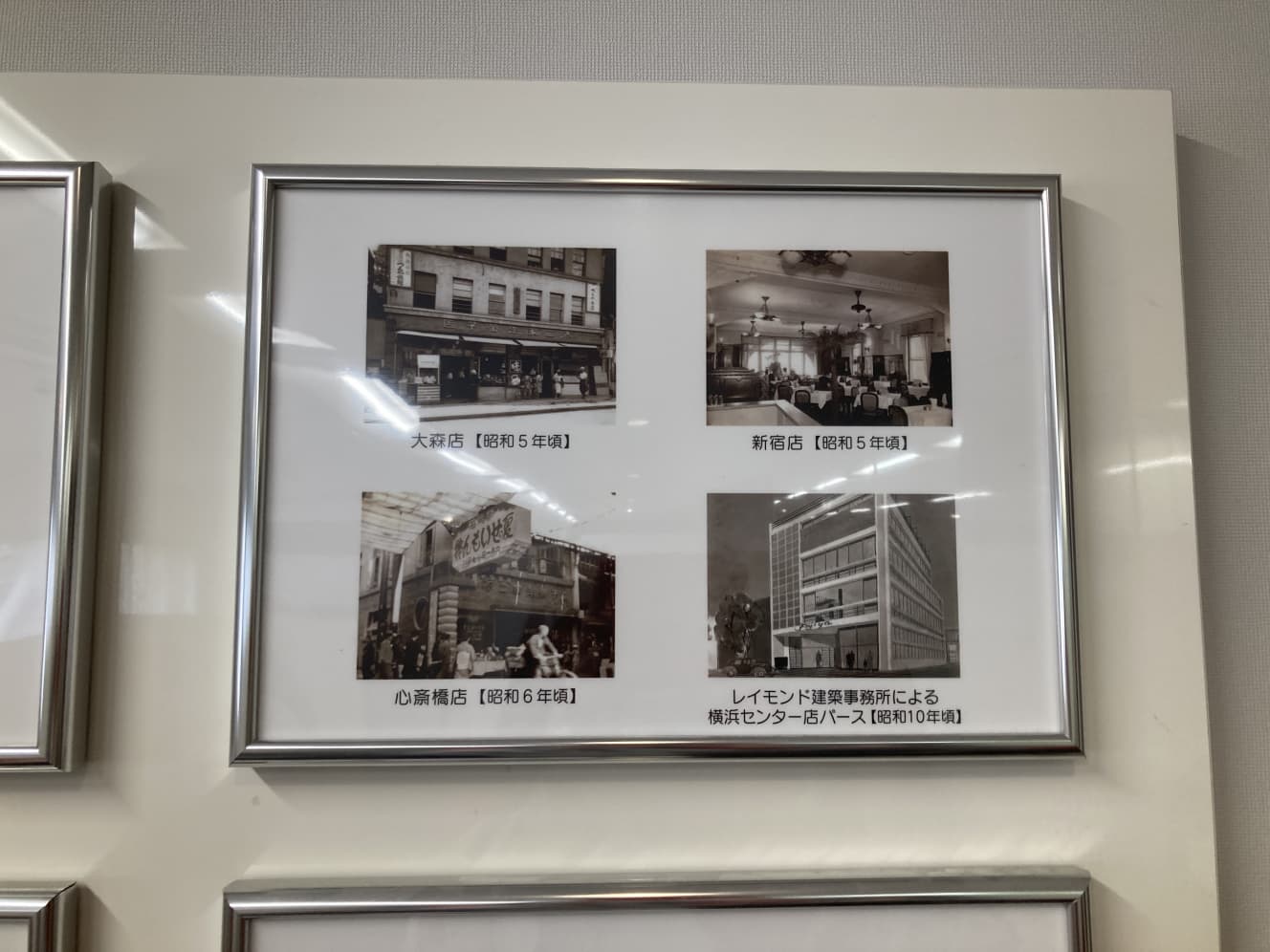 今はなき銀座店など、歴代の店舗写真が飾られていた。さまざまなペコちゃん人形や懐かしい商品写真も!