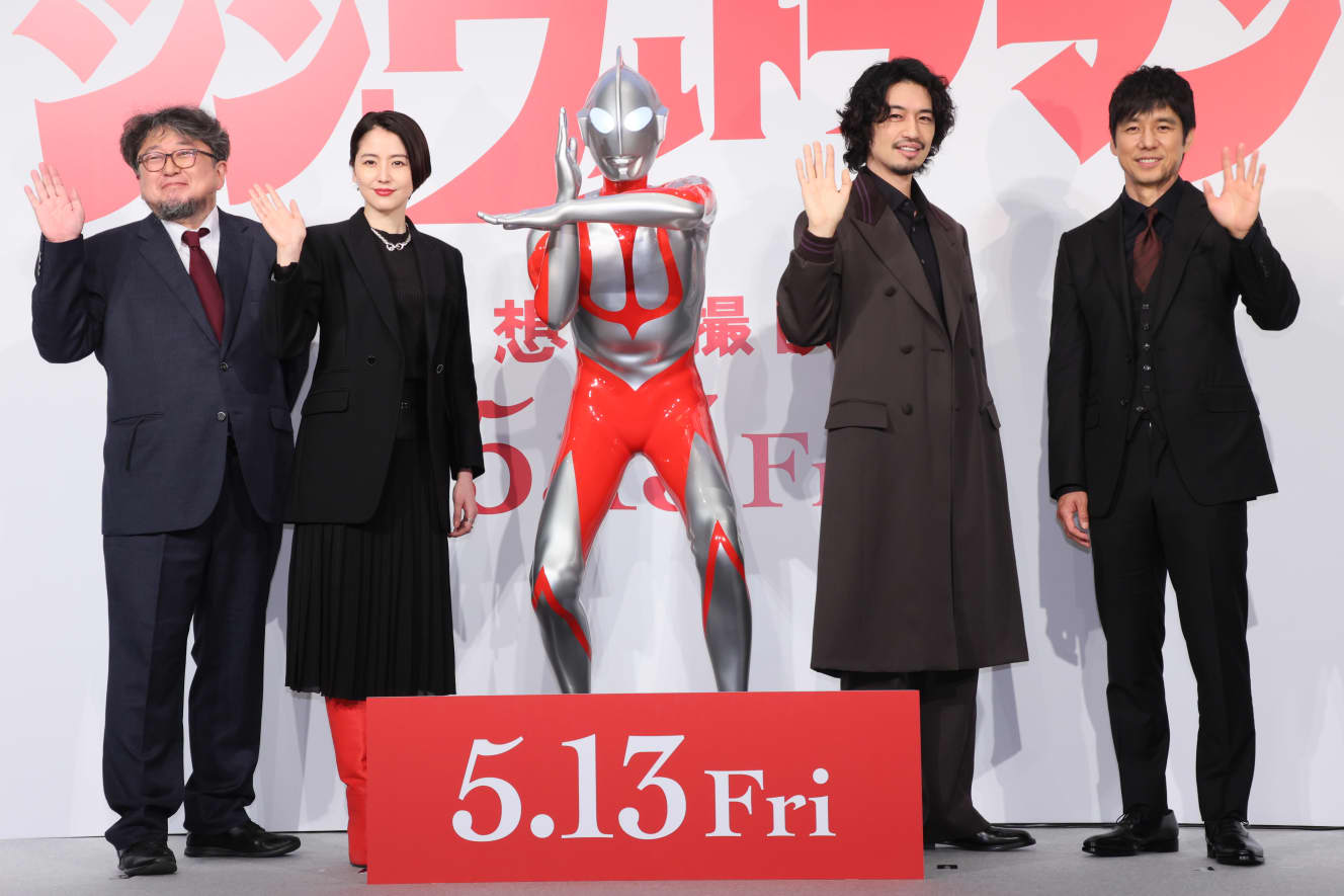 樋口真嗣監督（左）＆ウルトラマンとともに手を振るキャスト陣