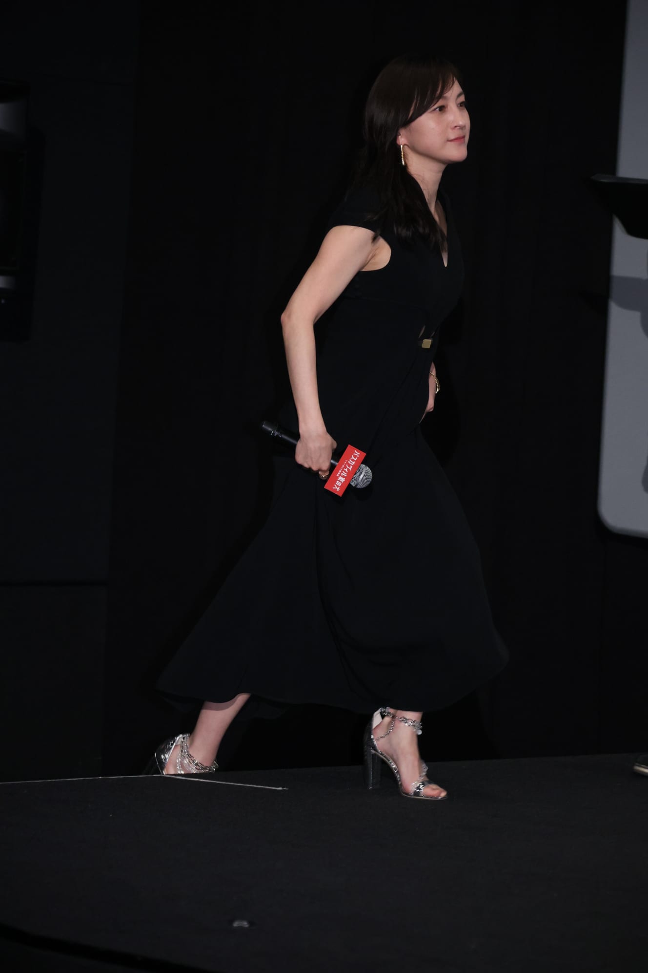 広末涼子 「大胆お腹開きドレス」で見せた優しさにじむ横顔