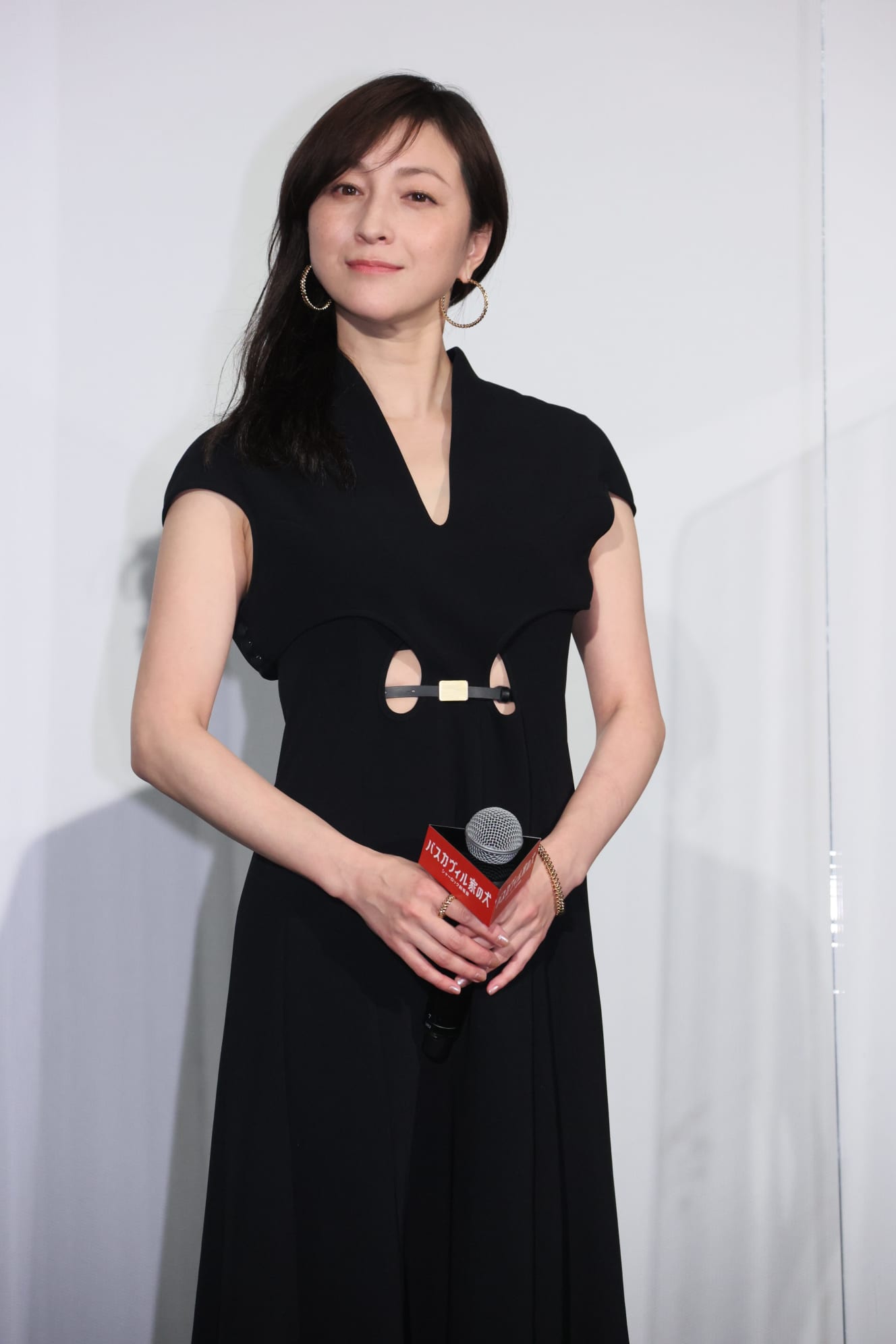 広末涼子 「大胆お腹開きドレス」で見せた優しさにじむ横顔