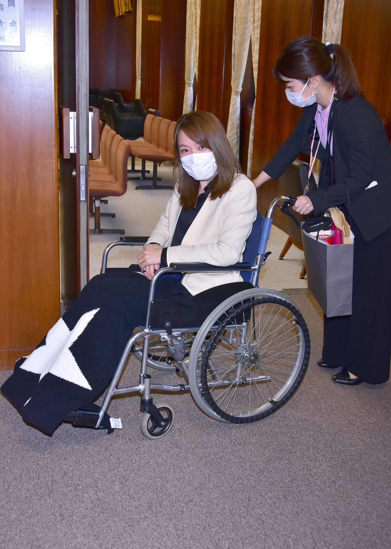 本誌未掲載カット 今井絵理子参院議員「車イスでの国会登院」に党内から吹く大逆風