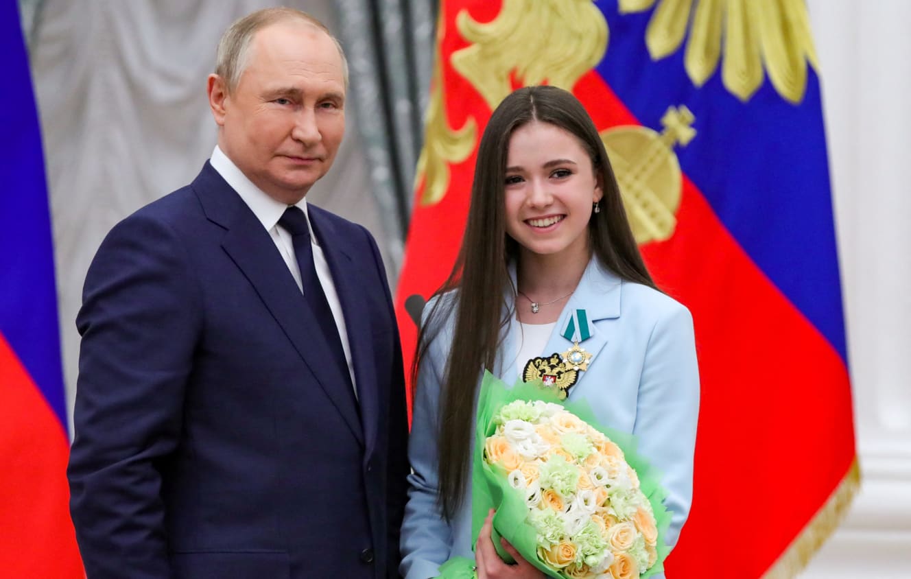 プーチン大統領と笑顔で撮影していたワリエワだが…(写真:AFLO)