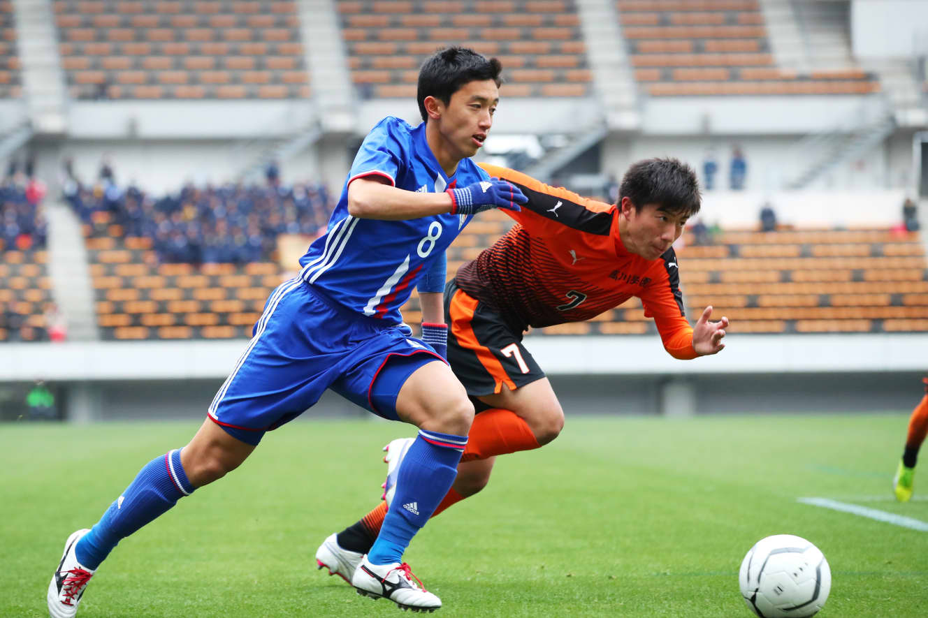 全国高校サッカー選手権の高川学園戦で相手を抜き去る白井さん（左、写真：アフロ）