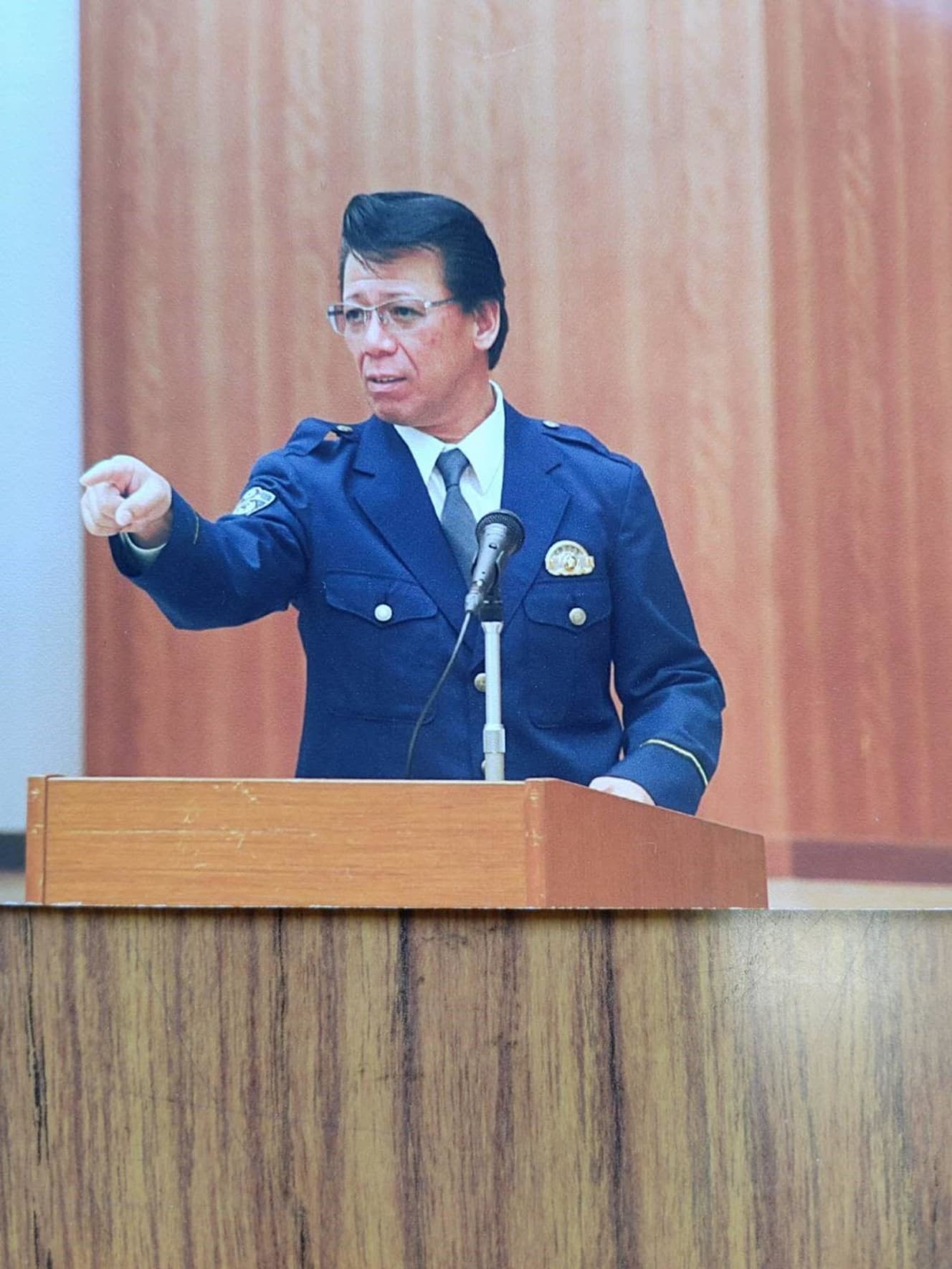 制服姿で若手警察官を指導する秋山氏