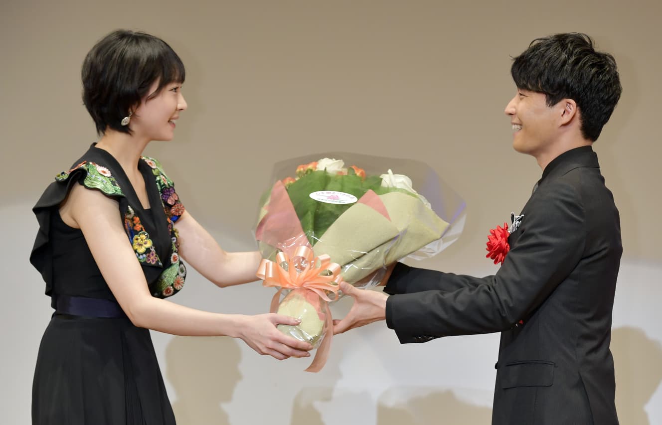 17年２月。エランドール賞を受賞した星野へガッキーが花束を渡す（画像：時事通信社）