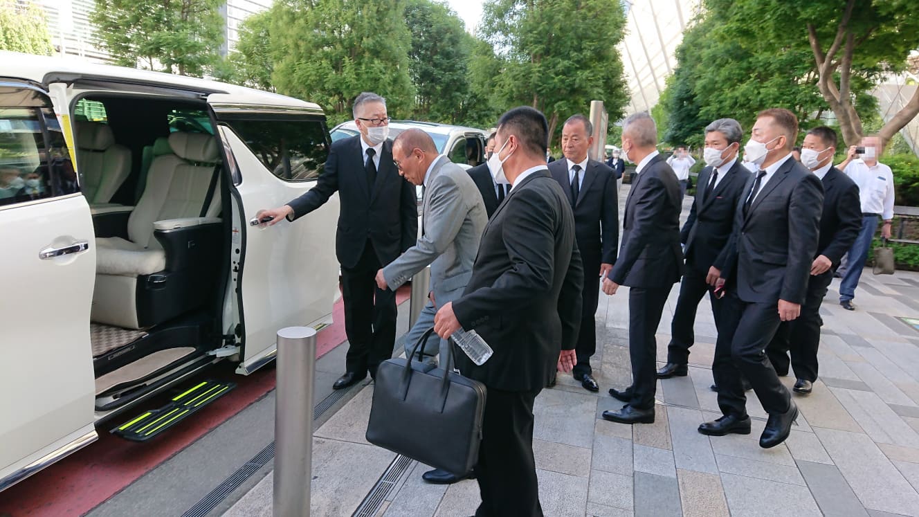 迎えの車に乗り込む司組長。後ろの車には竹内氏が乗った