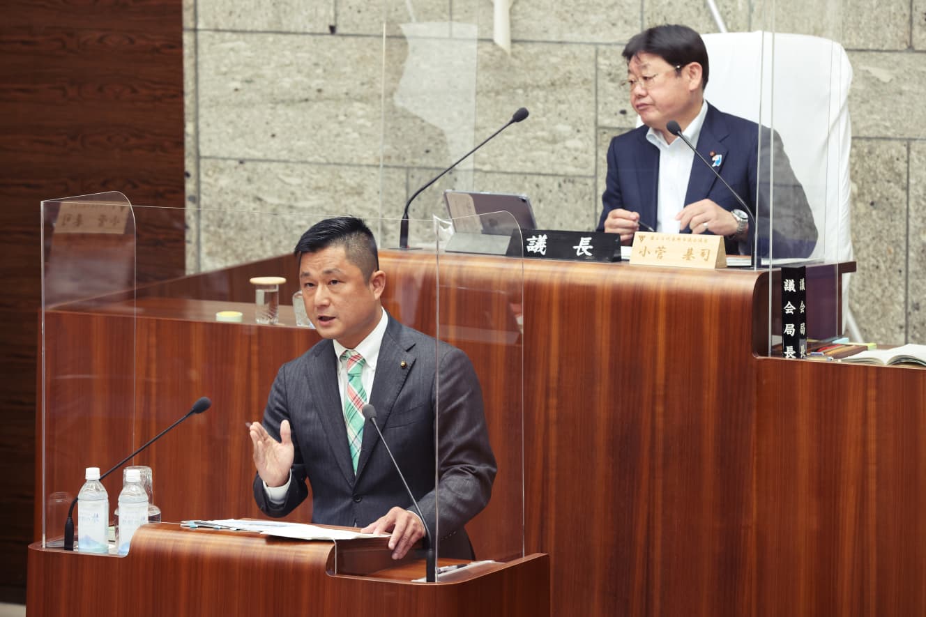 6月14日、神奈川県秦野市議会の一般質問する伊藤大輔市議（撮影：林大輔）