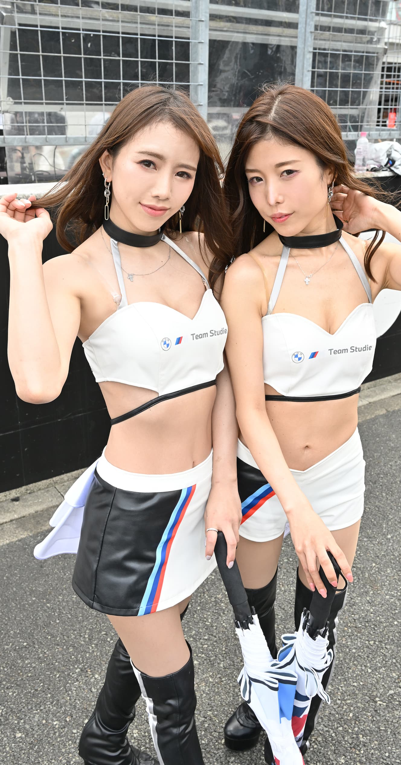 BMW Team Studie ST-1クラス 美肌の露出が最も多かったのが『BMW』の二人。カメラマンがレンズを向けると、髪をかきあげ胸元をアピール
