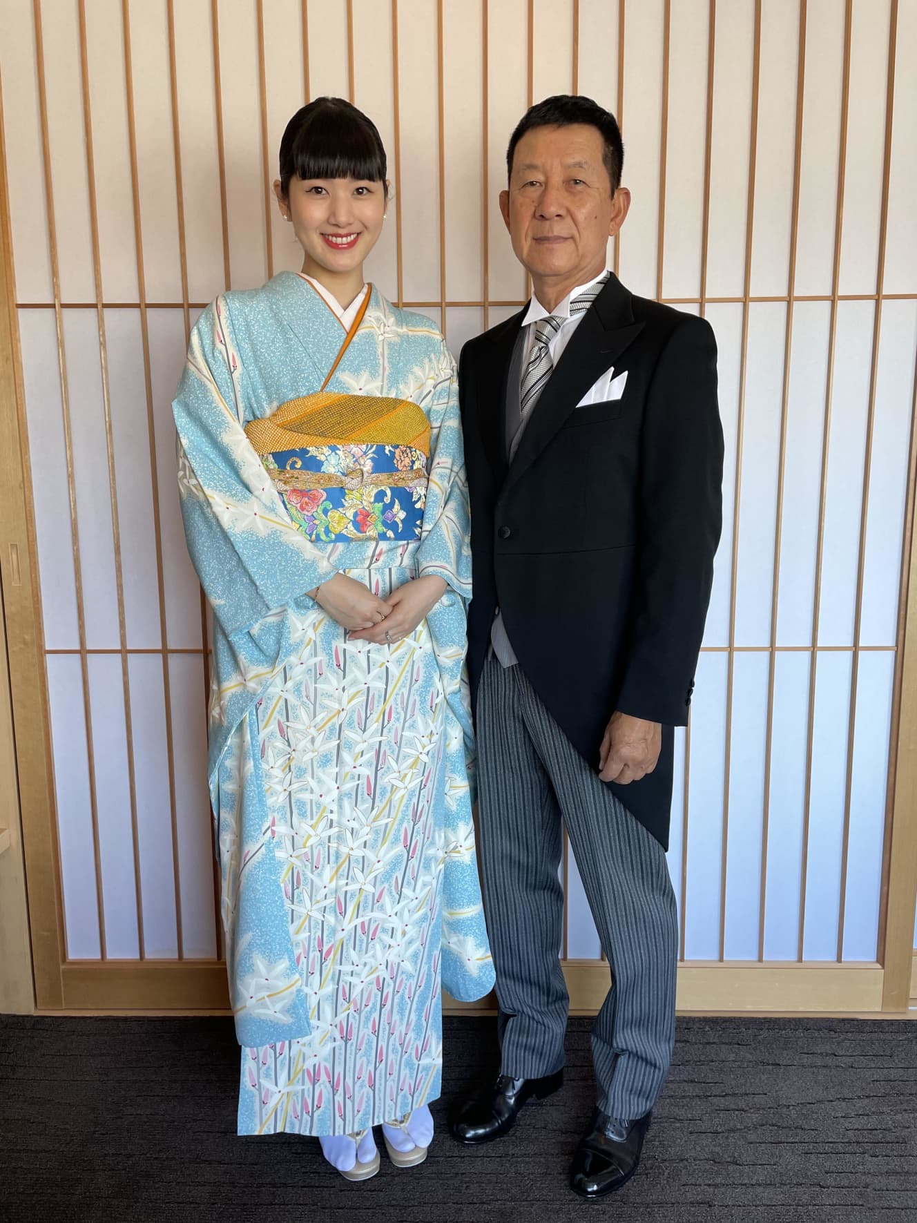 貴子さんの姉、寿枝さんの結婚式に出席した時。右はプロ野球界で活躍し、イチローを指導したことでも知られる父、新井宏昌氏