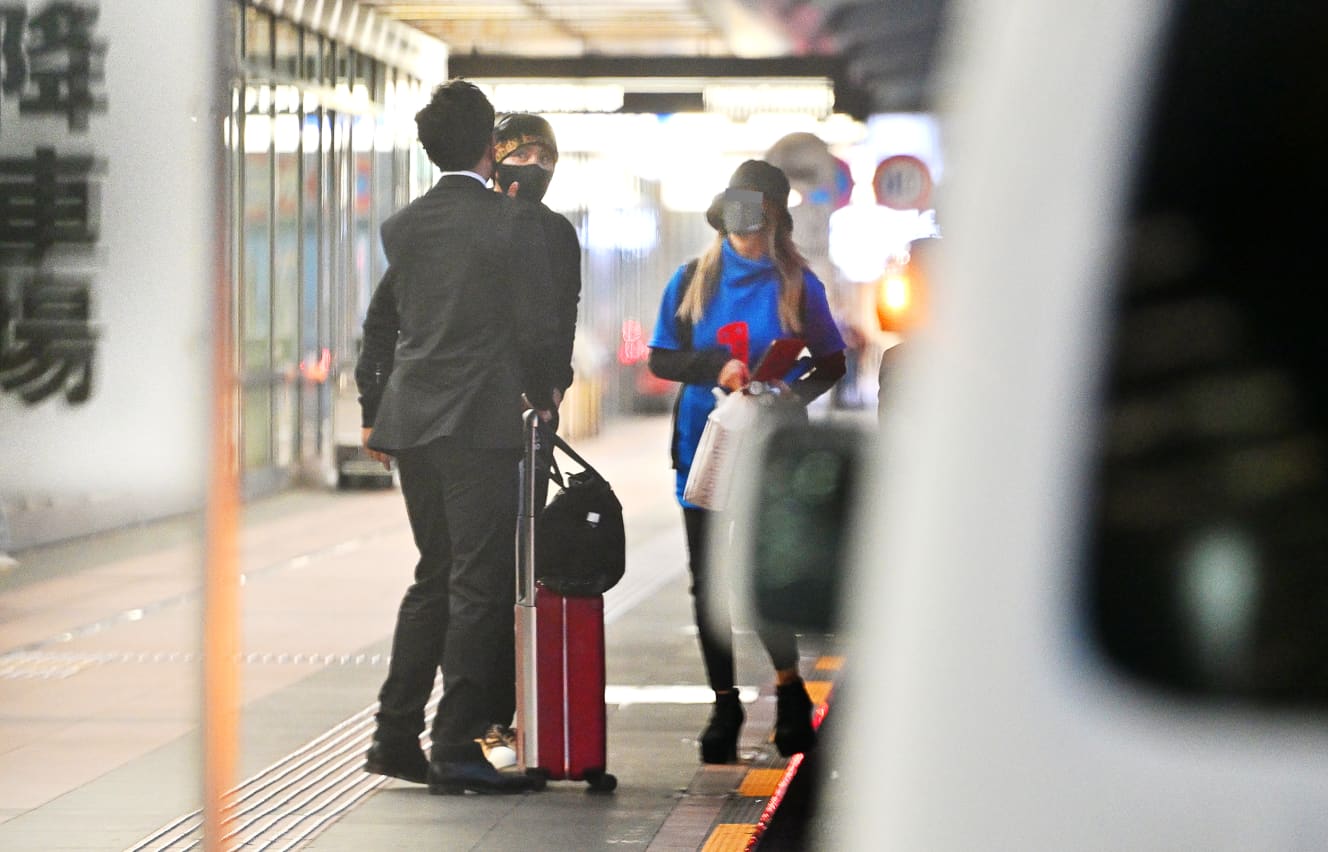 ５月上旬、羽田空港で送迎車を降りた新庄とＫさん。付き人と３人で運転手に向かってにこやかに手を振っていた