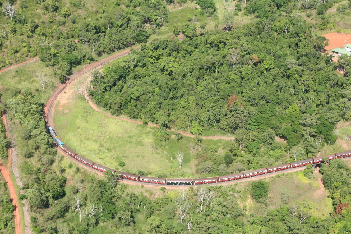 オーストラリアのキュランダ観光鉄道。ケアンズの周辺に広がる、世界遺産の熱帯雨林を走る列車だ／『世界の車窓から』より