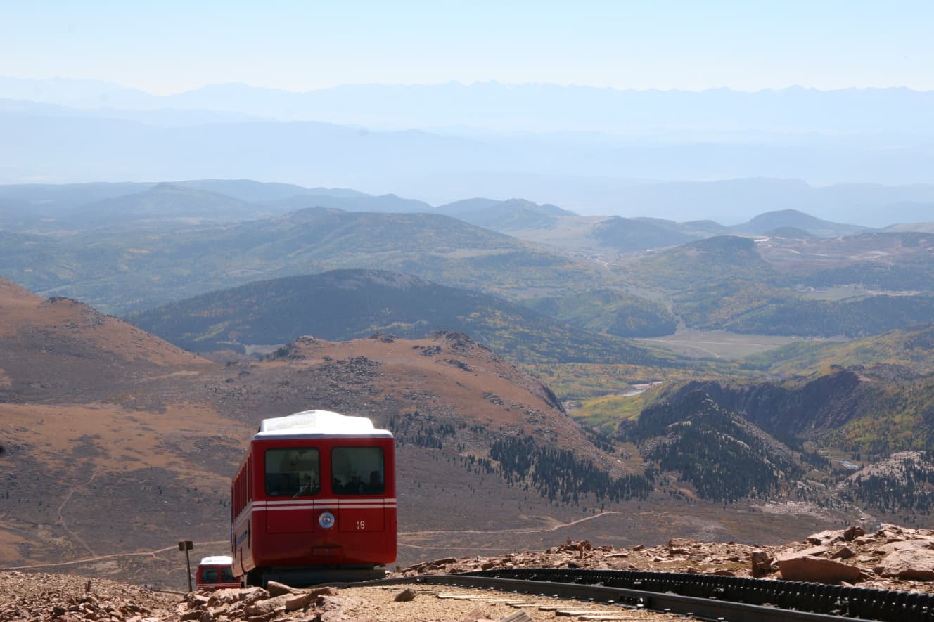 アメリカ、コロラド州。標高4301メートルの山、パイクス・ピークの頂へと向かう登山鉄道、パイクス・ピーク・コグ鉄道／『世界の車窓から』より