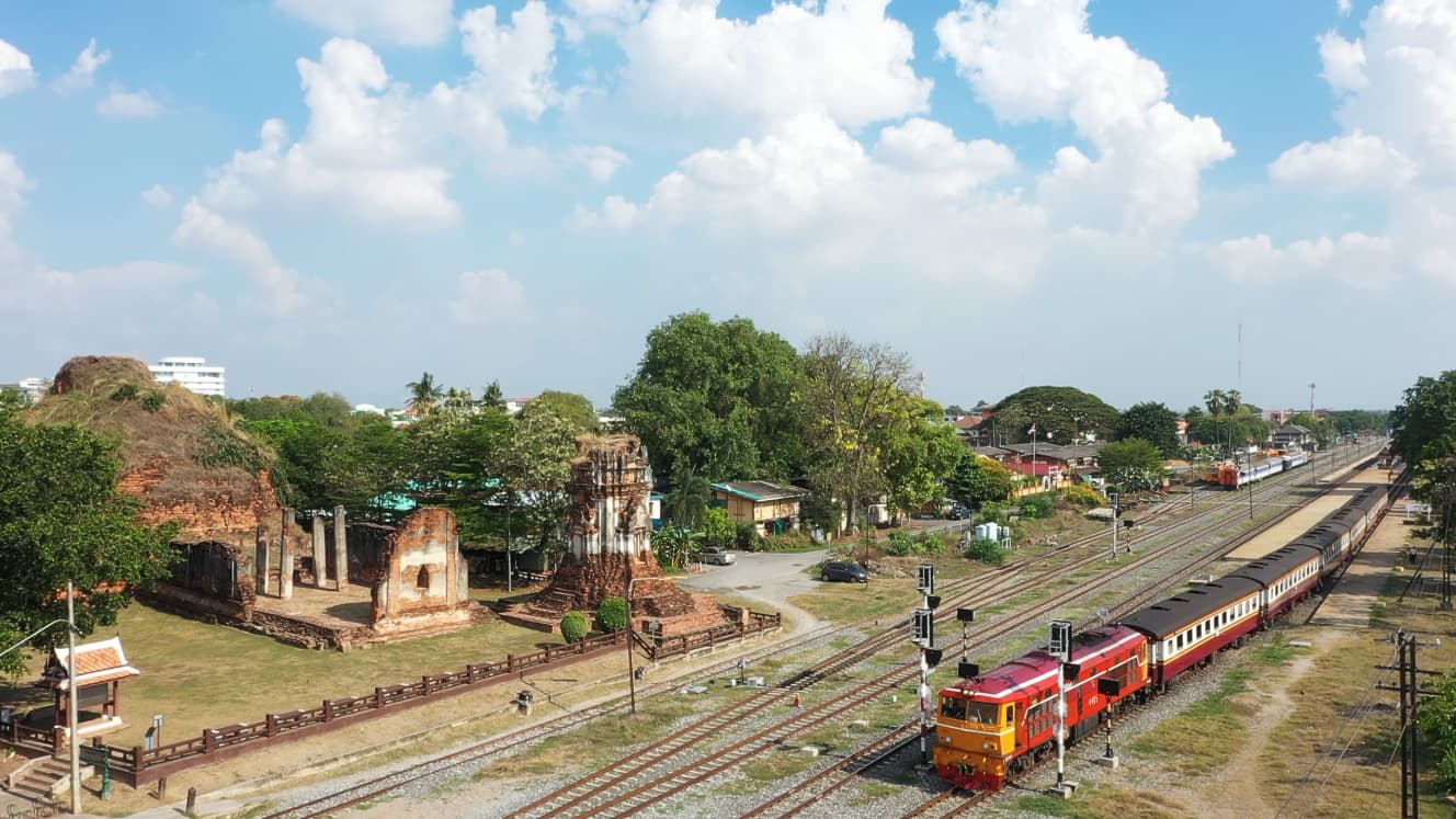 現在放送中の『タイ～常夏の楽園と古都を巡る旅～』より、ロッブリー駅の風景。ロッブリーは「遺跡の街」として知られる、歴史ある都市だ／『世界の車窓から』より