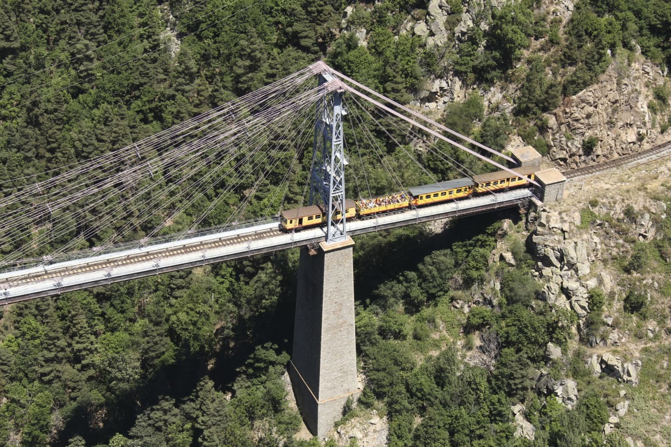 ピレネー山脈を走る山岳列車、プチ・トラン・ジョーヌ。標高1500ｍを越す絶景が楽しめる／『世界の車窓から』より