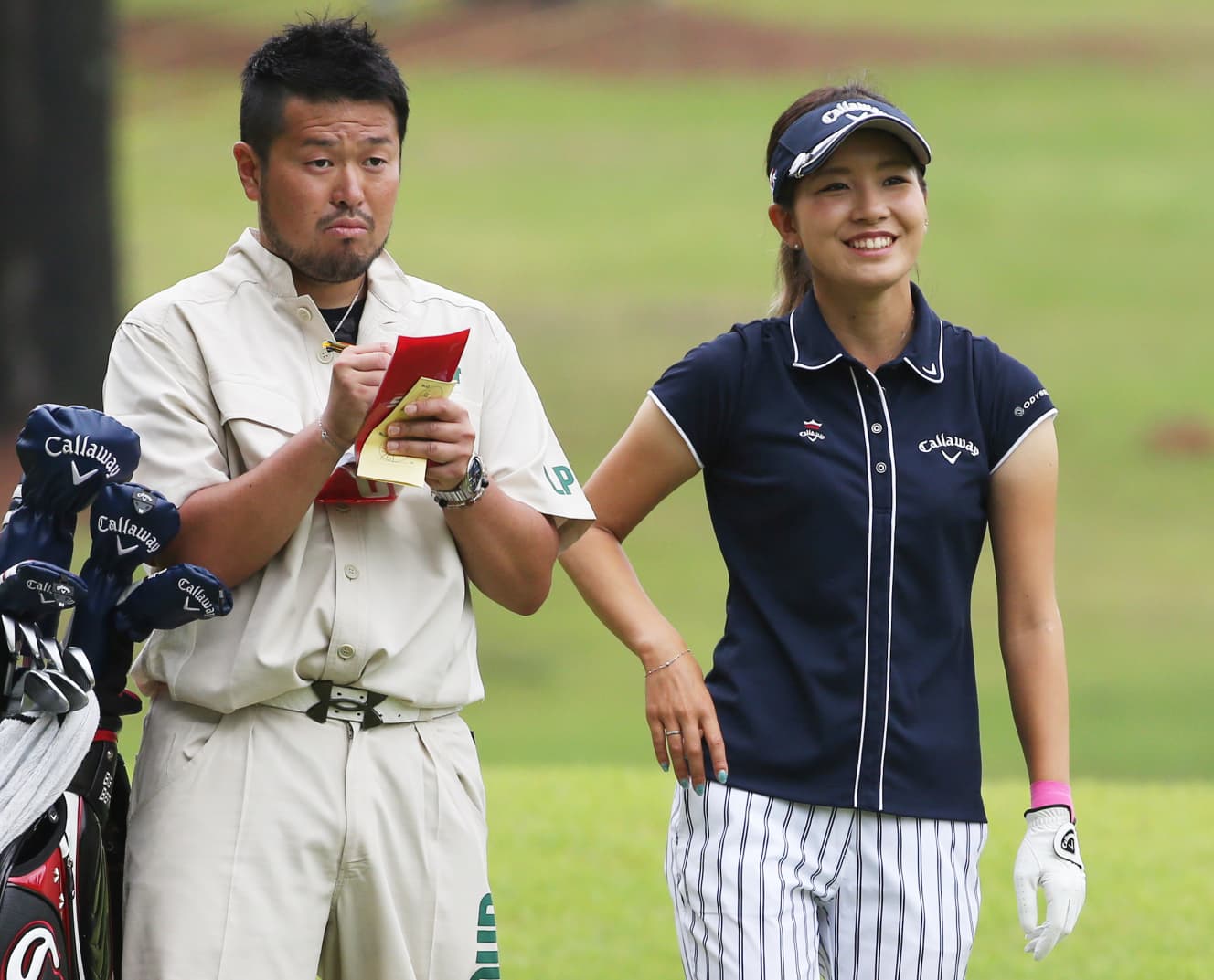 2015年、サントリー女子ゴルフに出場した時の藤田光里プロと大江順一キャディー(写真:時事通信)