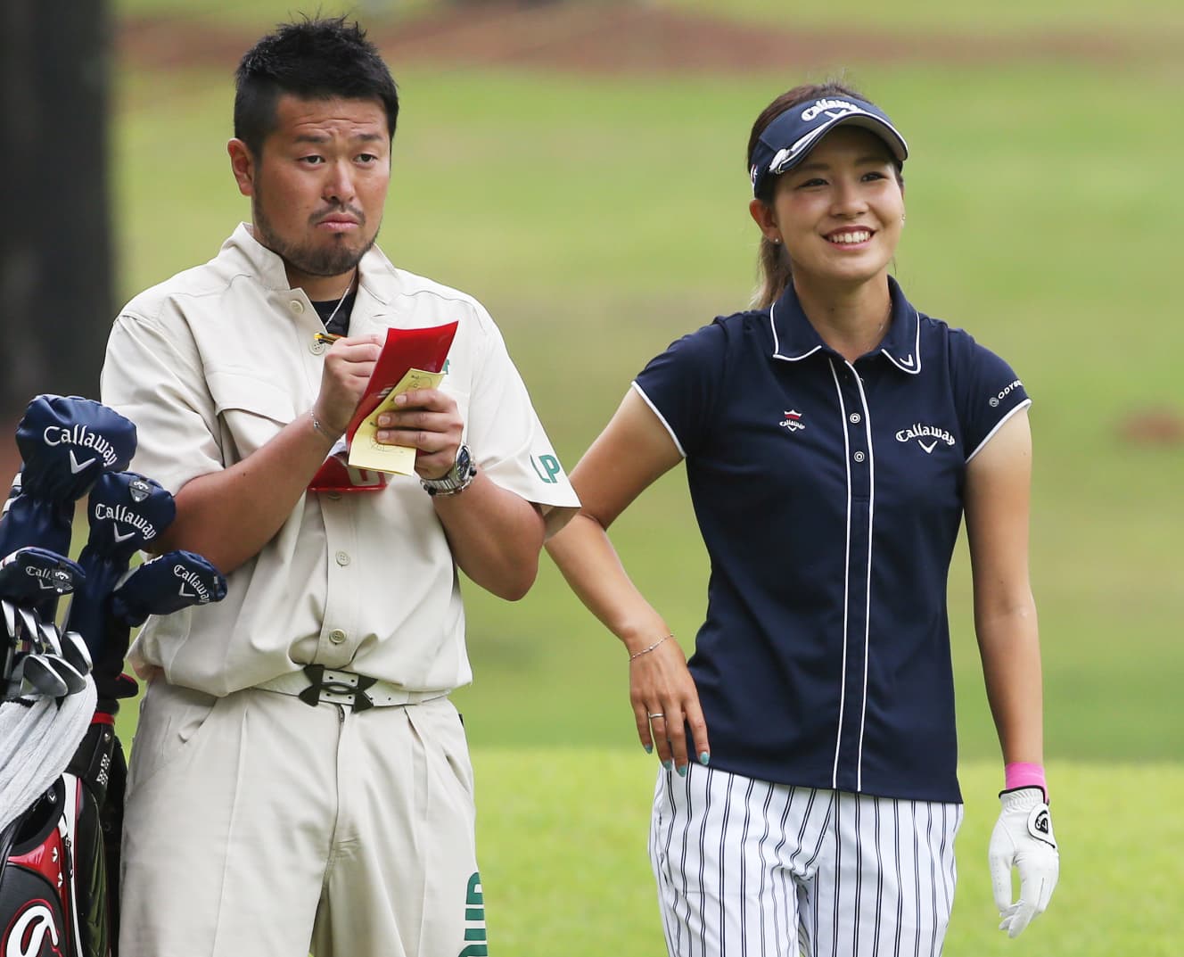 2015年、サントリー女子ゴルフに出場した時の藤田光里プロと大江順一キャディー（写真：時事通信）