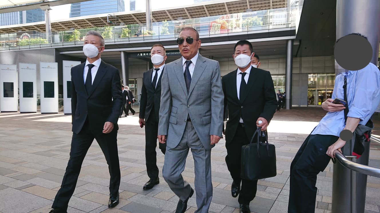 東京駅に姿を現した司忍組長。通行人の男性も思わずのけぞっていた