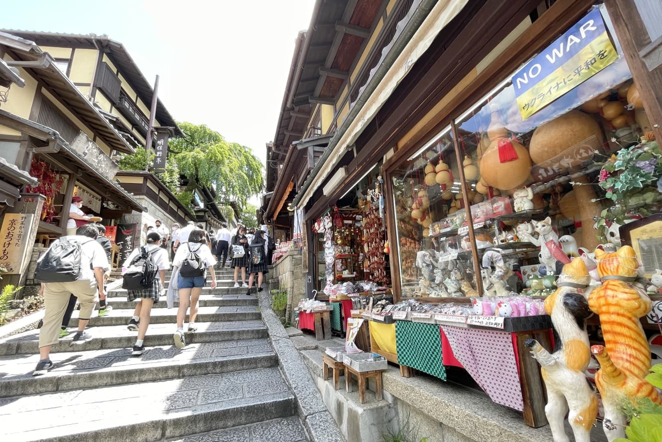 京都・産寧坂(三年坂)は訪日外国人旅行客にも人気。現在は修学旅行生の姿を多く見かけた。2022年6月上旬撮影