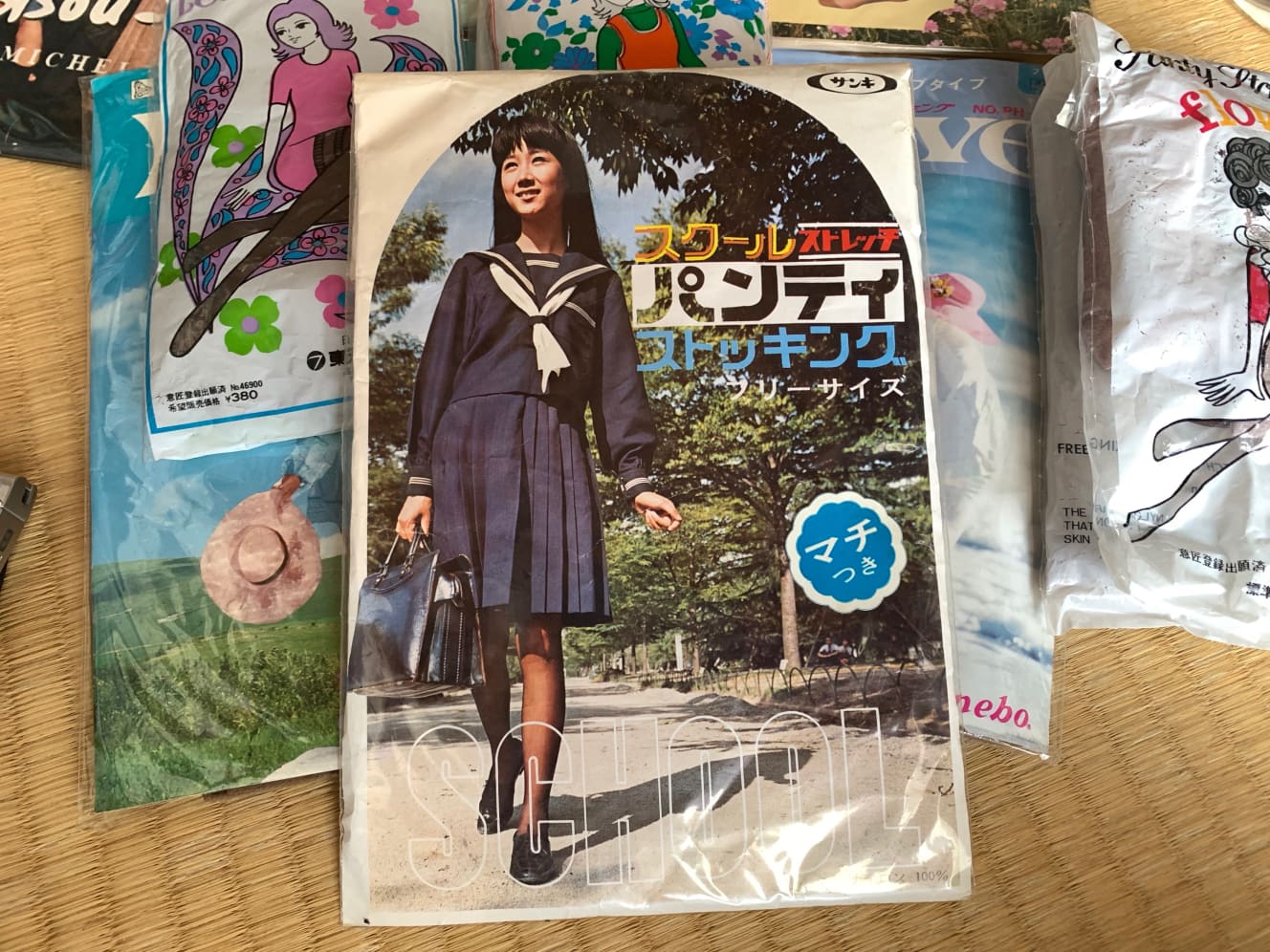 このレトロ感！　セーラー服を着ているので女子高校生だろうけれど、どうにもワケありな感じがたまらなくいい