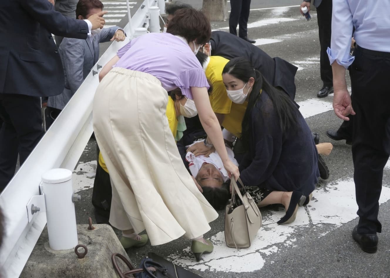 銃撃直後の安倍元首相（画像は一部加工しています）