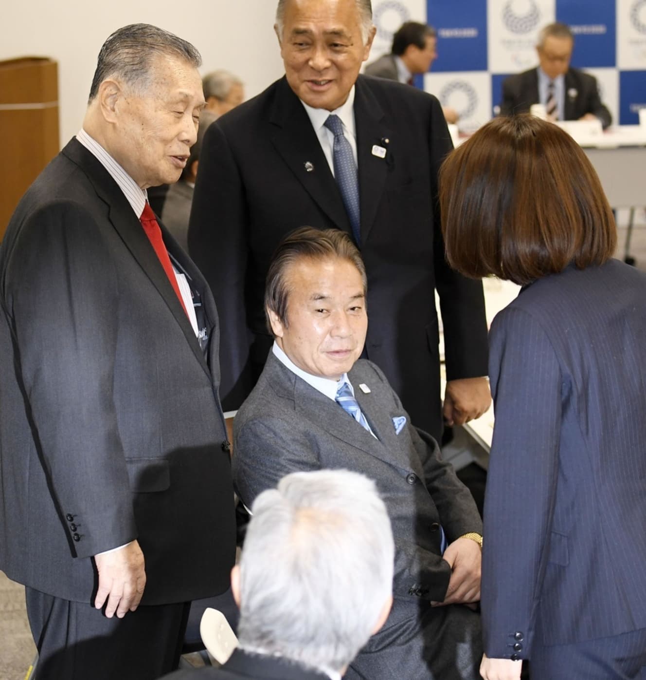 2017年2月、東京五輪・パラリンピック組織委の理事会に臨む高橋治之元理事（中央）。左は森喜朗元会長（写真：共同通信）