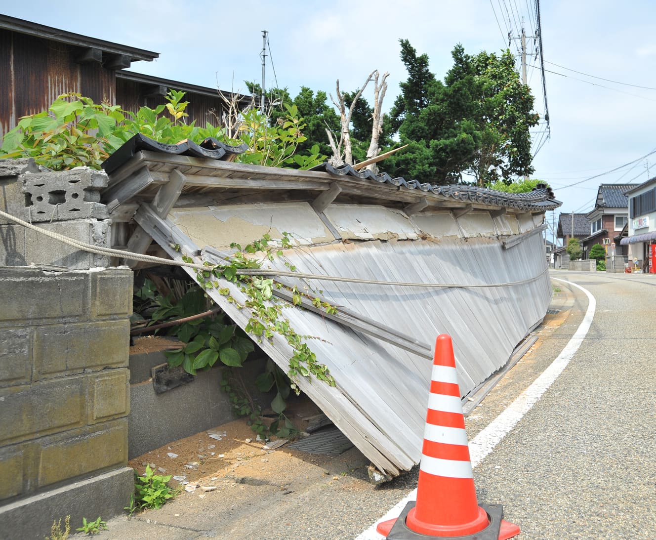 ６月19日午後３時頃、石川県珠洲市では震度６弱の揺れを観測。空き家や古い家屋も多く、一部が倒壊していた