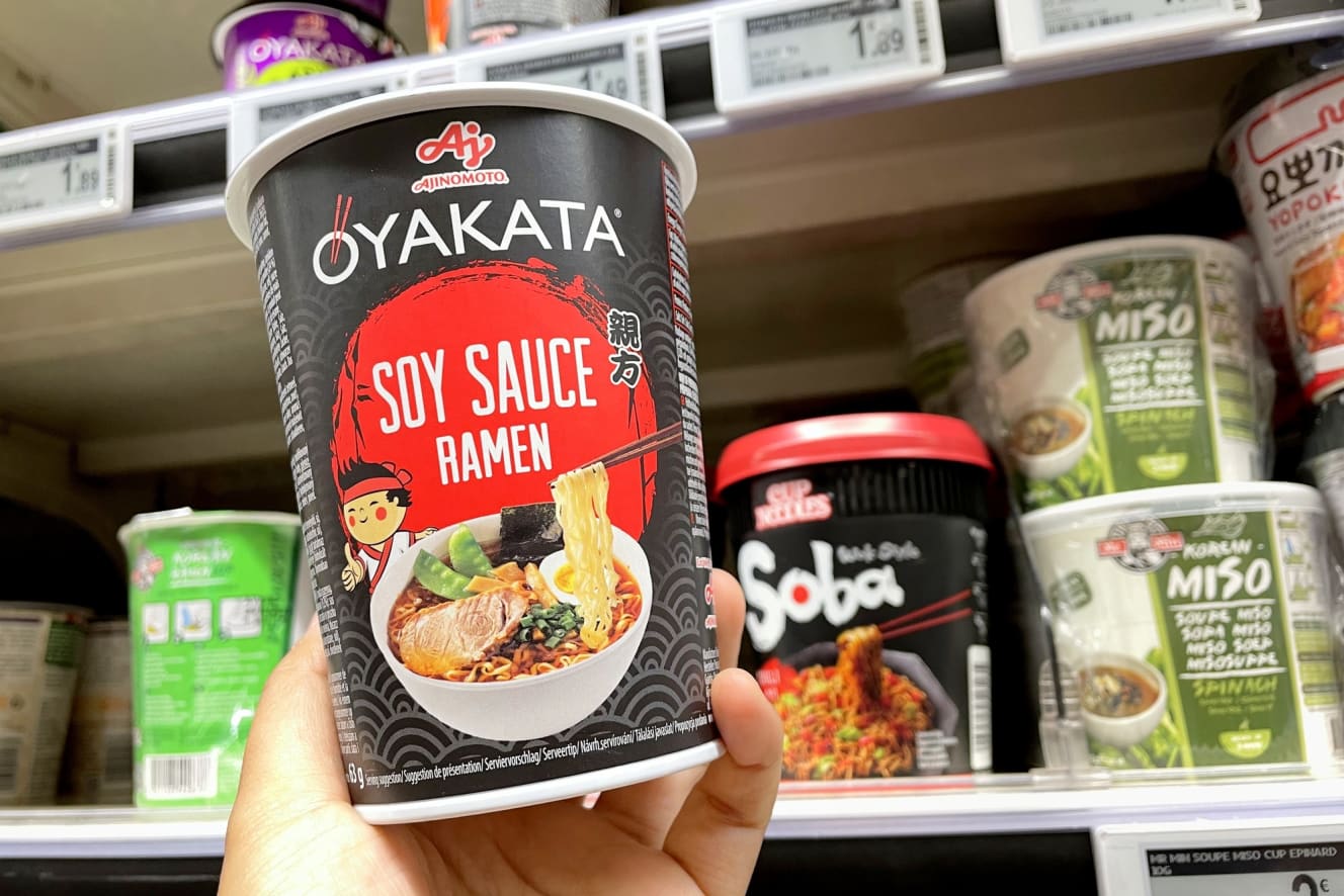 筆者がヨーロッパ滞在中によく食べた、味の素のカップ麺。スーパーでも1個2ユーロ(約270円)近くした