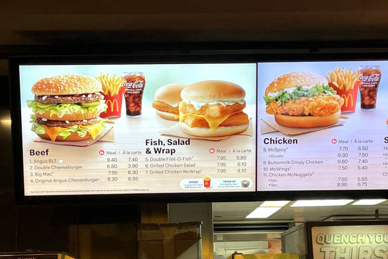 シンガポールのマクドナルドでは、ビッグマックが単品630SGD(約630円)だったが、それでも大繁盛で混雑していた