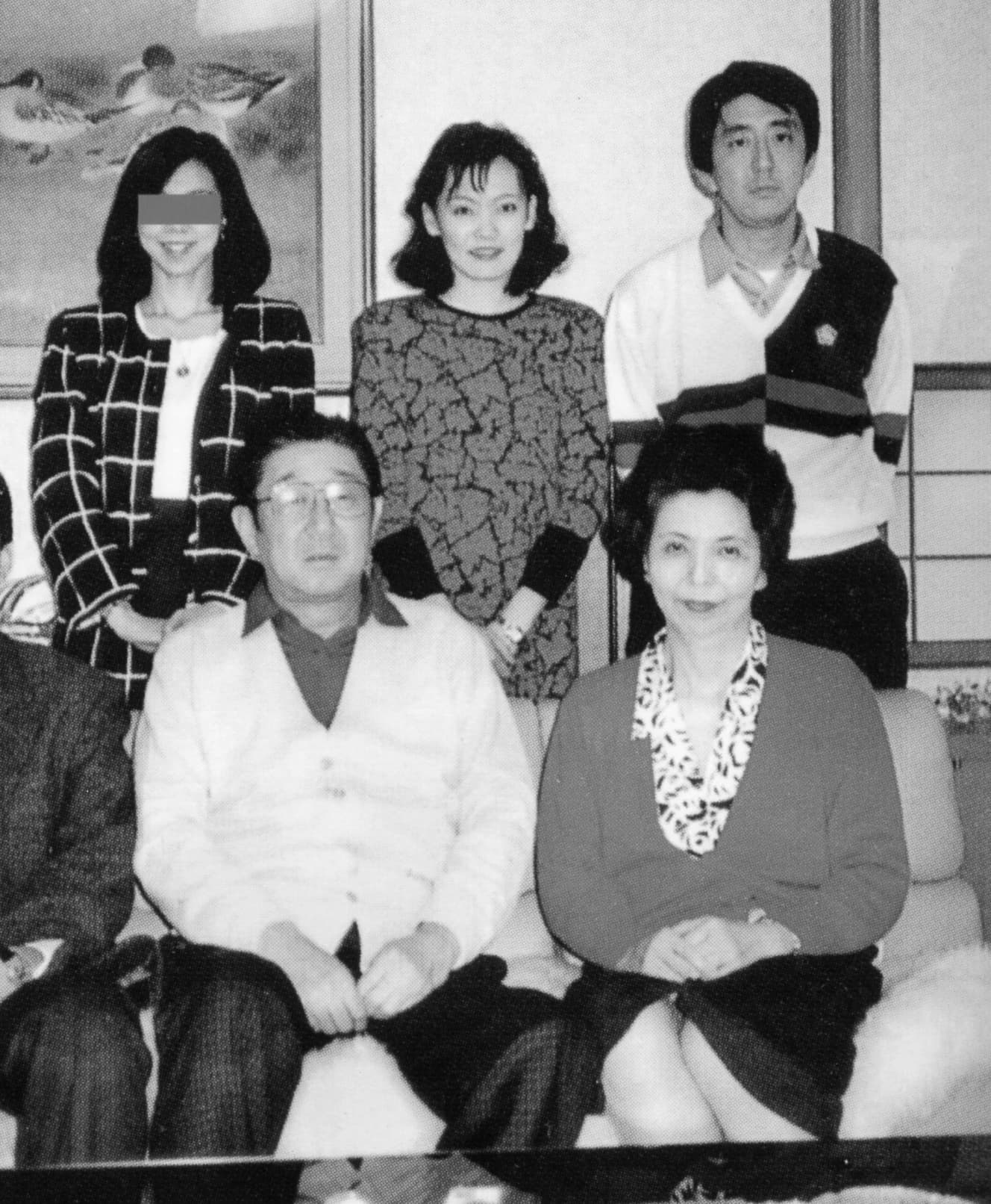 父の晋太郎氏（前列左）、母の洋子氏（前列右）と昭恵夫人と撮った家族写真。膵臓病に侵されながらも職務を全うした晋太郎氏の姿を側で見る中で、「政治家になりたい」という想いが芽生えたという