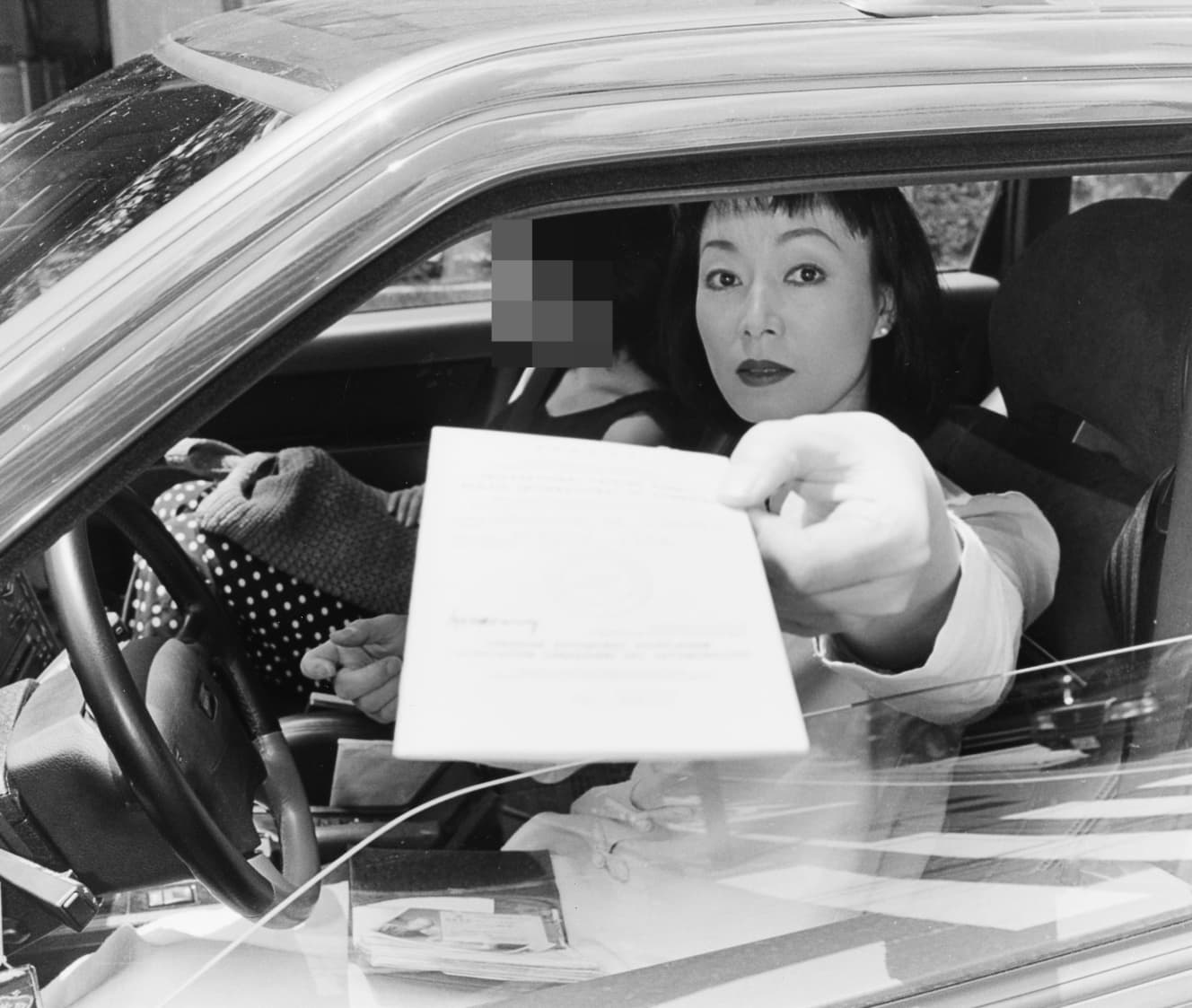 期限切れの国際免許を使い日本で運転していたことも。問題の国際免許を本誌記者に見せる島田さん。97年7月撮影(画像は一部修正しています)