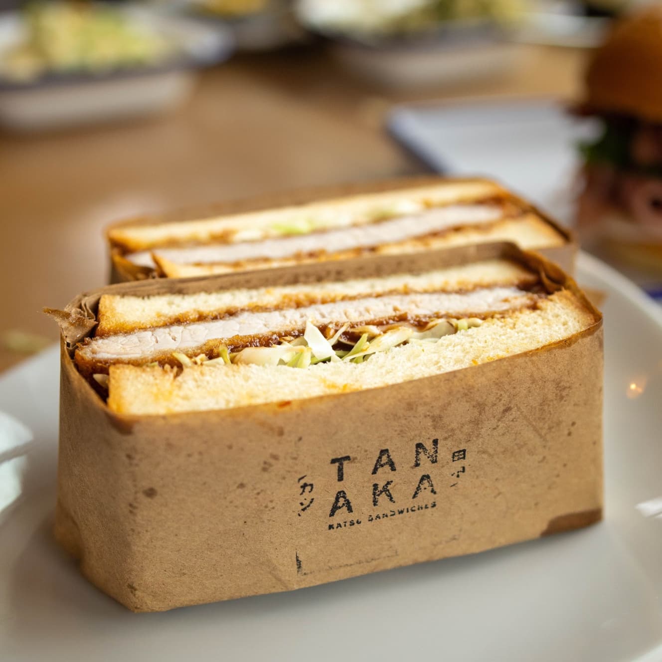 カツサンド(Katsu Sando)のカツに使用する衣のパン粉は、自家製で焼き上げたパンから作る