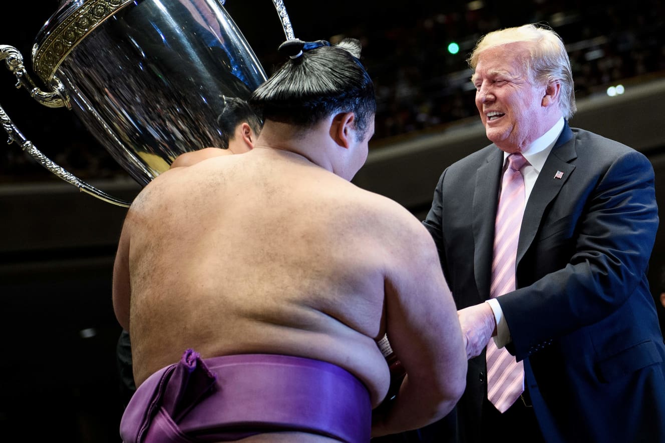 19年5月場所で優勝し当時の米国トランプ大統領から賜杯を授与された朝乃山(画像:アフロ)