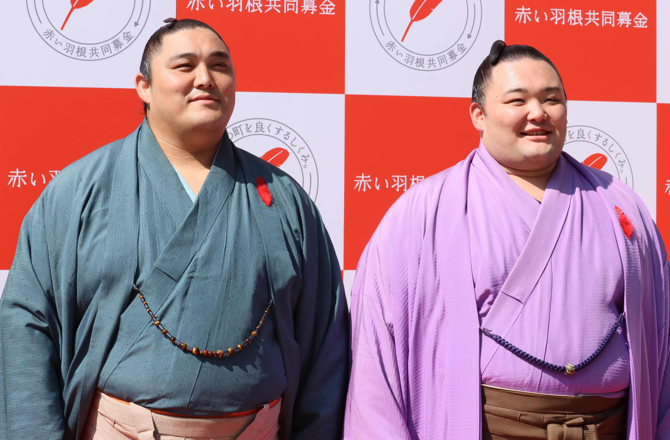 19年10月、赤い羽根共同募金のイベントで隠岐の海(左)と(画像:アフロ)