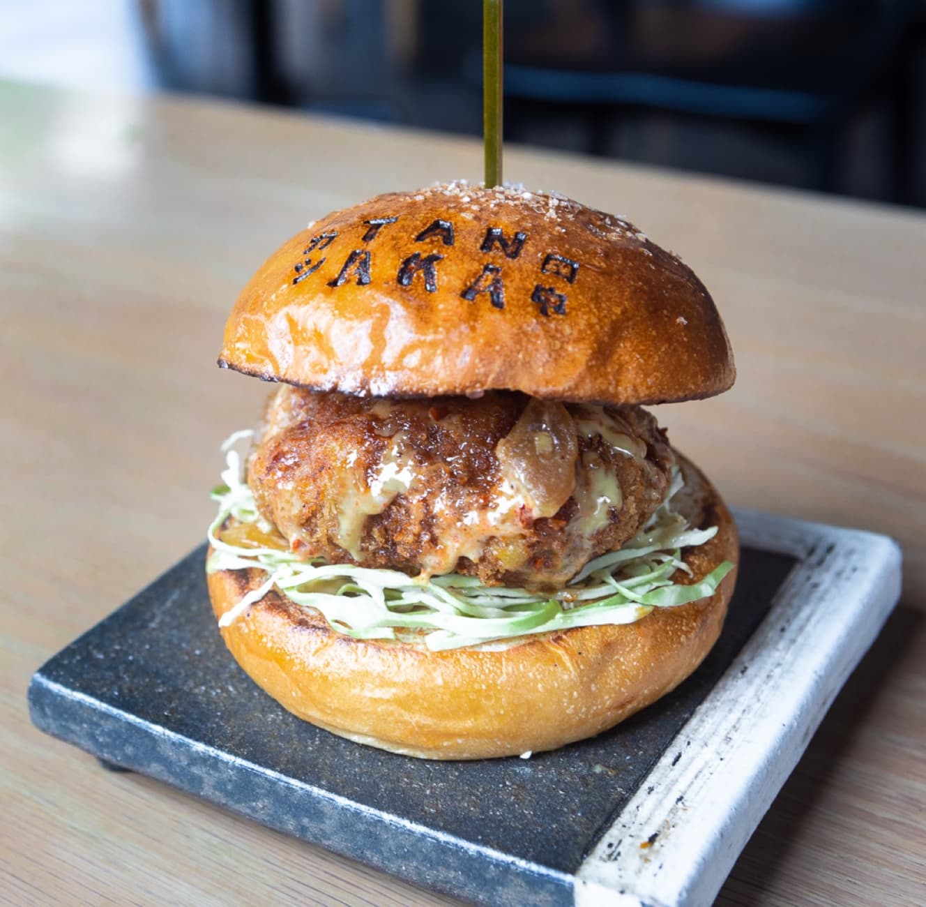 メンチカツサンド（Menchi Katsu Sando）のソースは、スパイスからひいたカレー。そして、トッピングは自家製の福神漬け