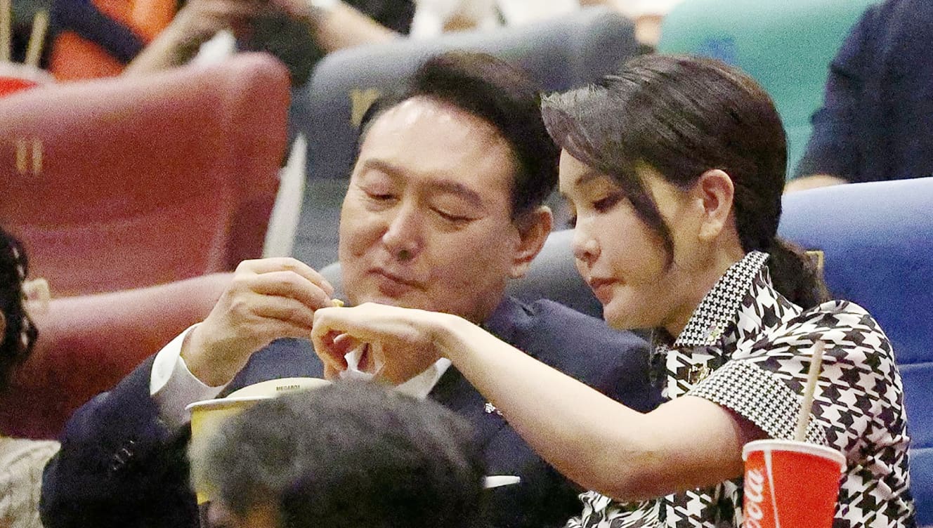 尹大統領と仲良く映画鑑賞する写真