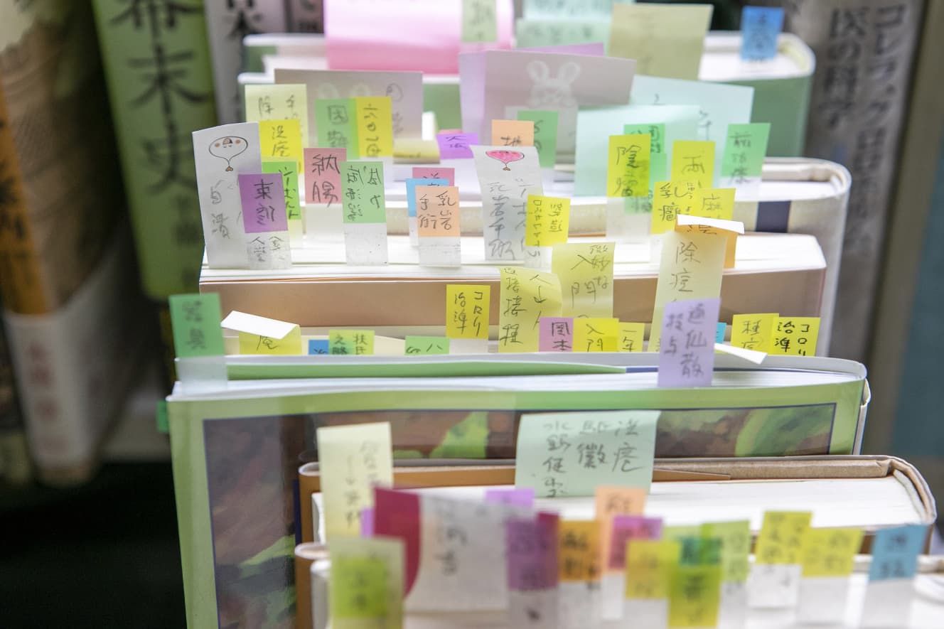 資料には膨大な付箋。1ヶ月にひと瓶使うというインクの箱には、蓋を開けた日の覚書が…
