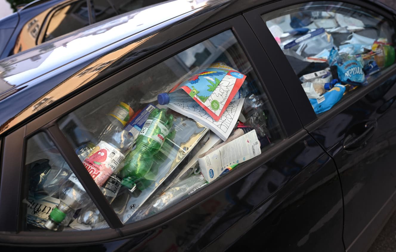 車内で自炊し寝泊まりするため内部がゴミ屋敷になるケースも多い（画像はイメージです。共同通信社）