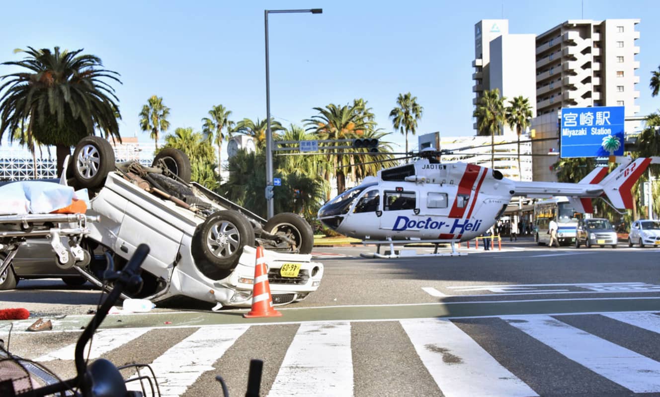 2015年10月、ＪＲ宮崎駅近くで事故を起こした車と、路上に着陸したドクターヘリ（写真：共同通信、本文の内容と直接は関係ありません）