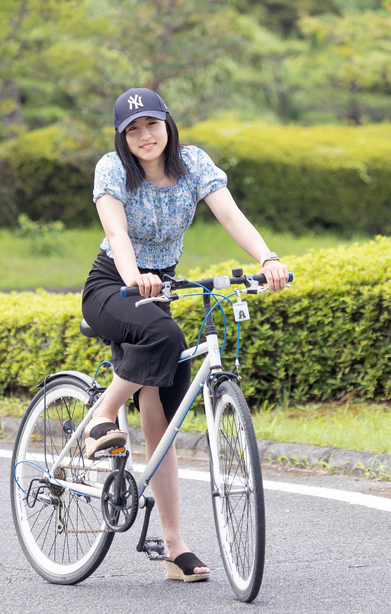 愛用している自転車に乗って。広大なトレーニングセンターの移動に利用しているという